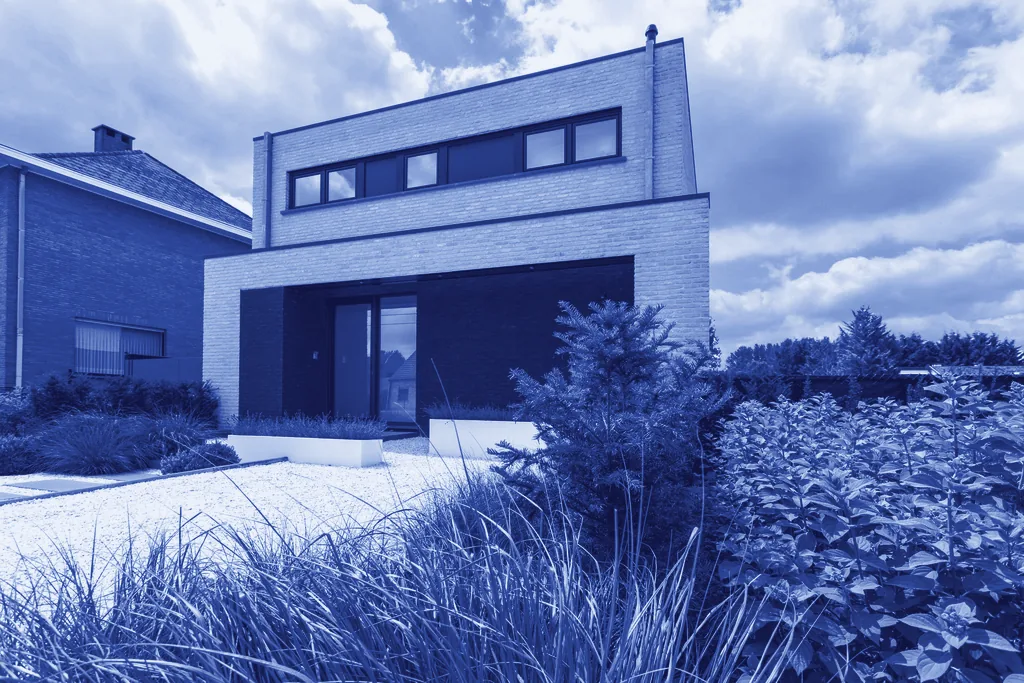 Una casa moderna con jardín