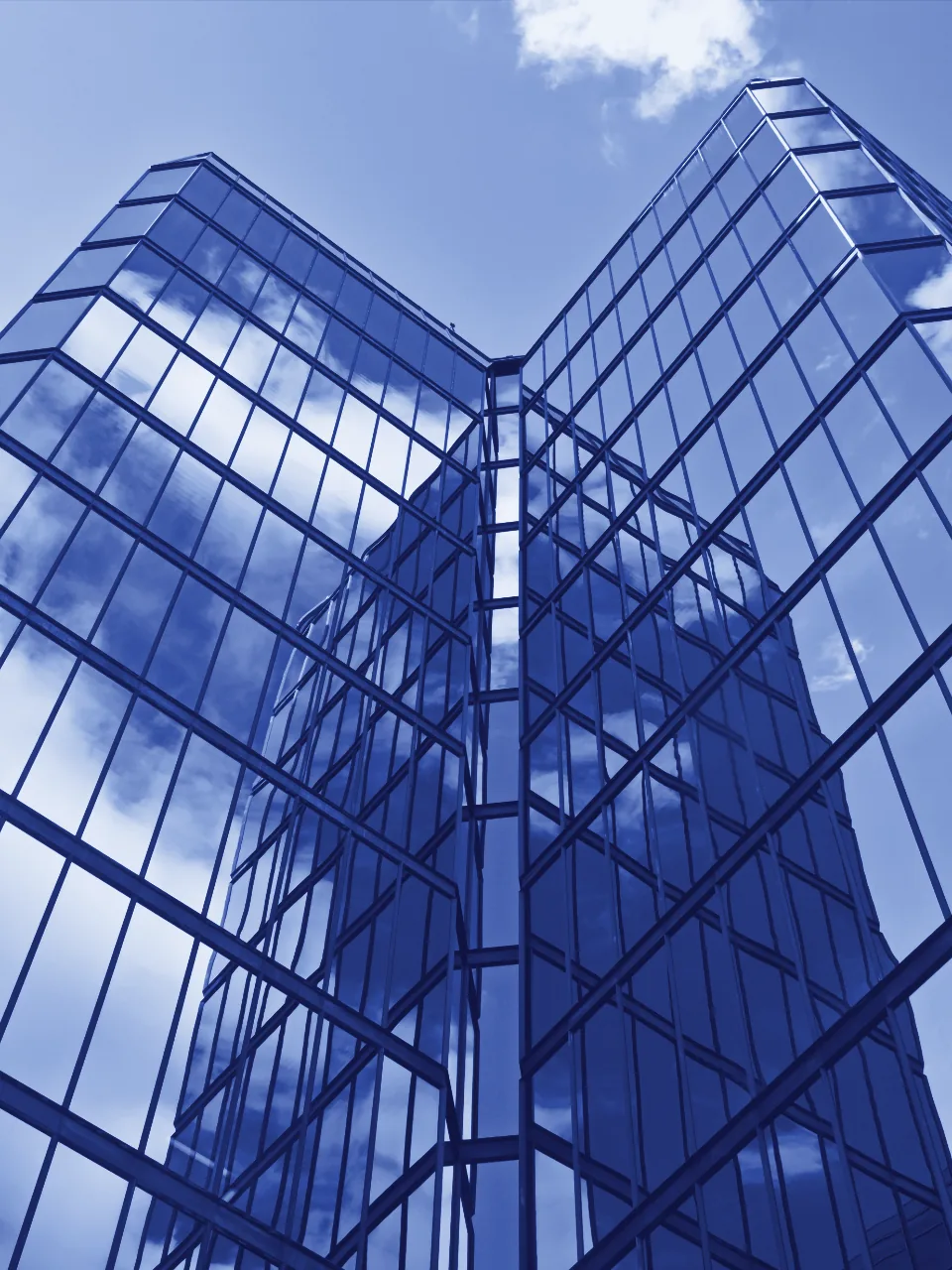Dos torres de cristal unidas en forma de V