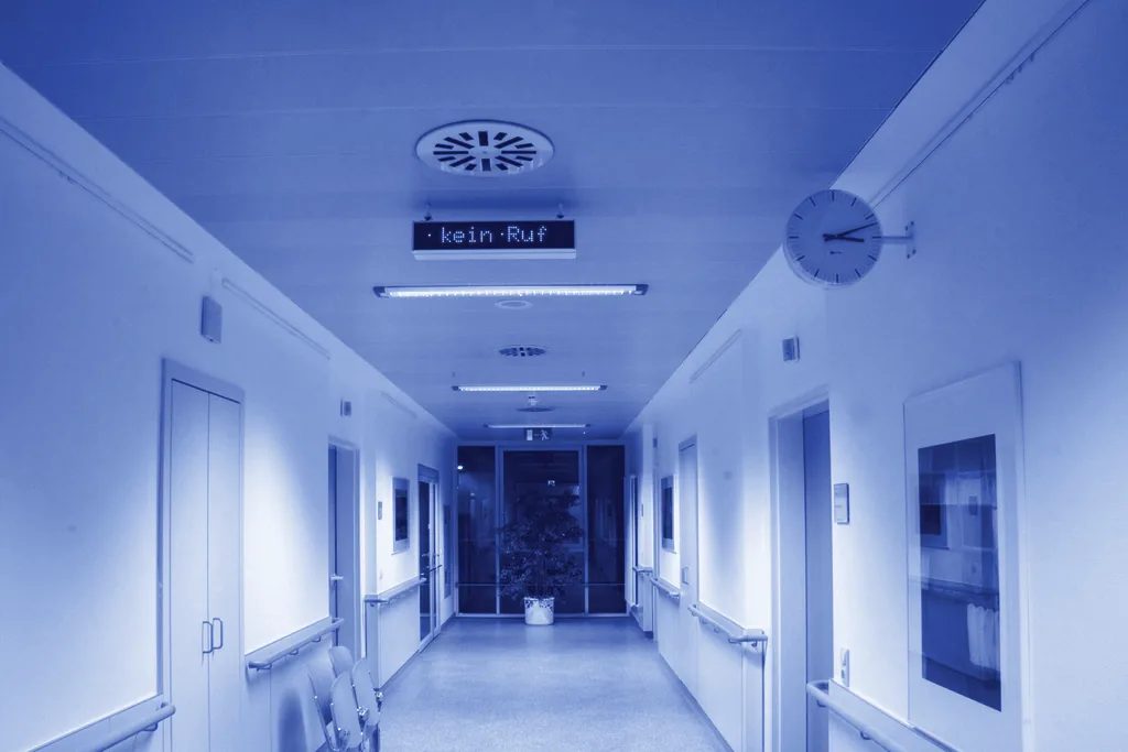Pasillo de hospital vacío