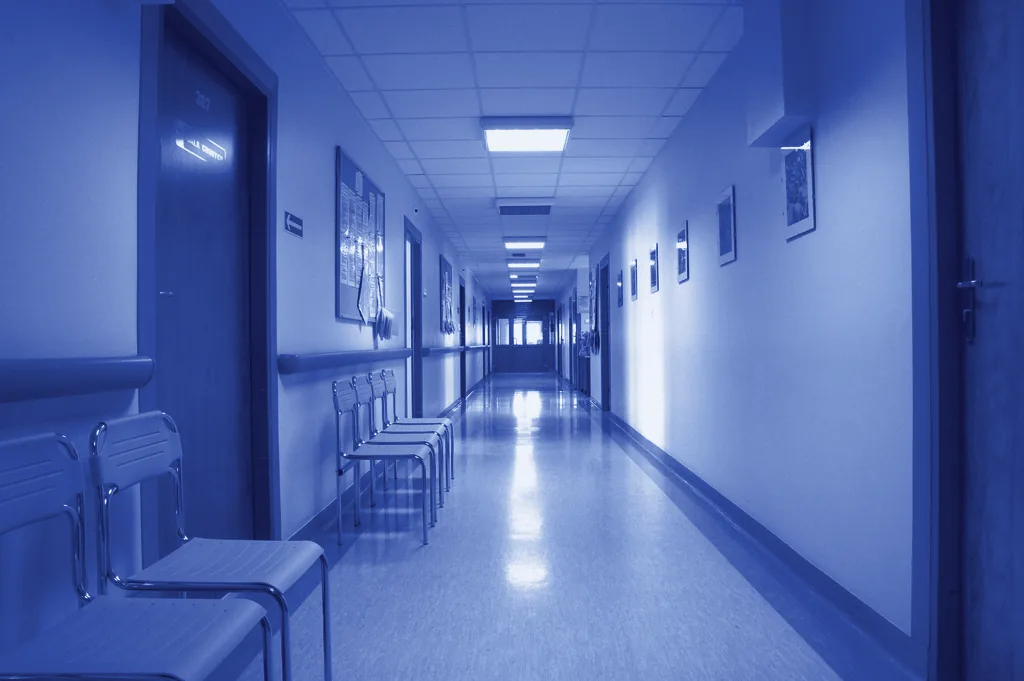 Sala de espera vacía de un hospital